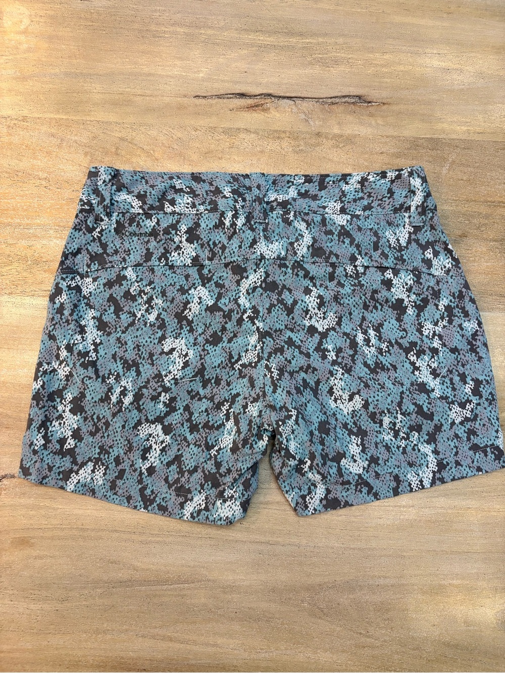 Columbia Omni-Shield Women Size 4 Camo Shorts Water-Resistant Like New - Picture 10 of 10